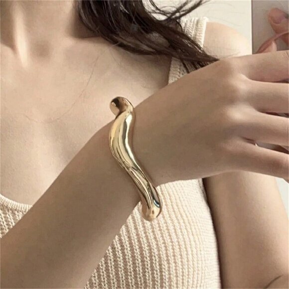 Silver Toned Women's Abstract Asymmetrical Open Bangle Top Rated! - Picture 5 of 6